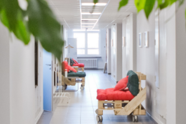 Zdjęcie korytarza Centrum Wsparcia i Rozwoju, przekierowanie do strony O nas