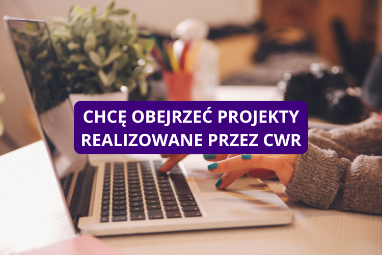 Zdjęcie osoby pracującej przy komputerze, w tle roślina doniczkowa