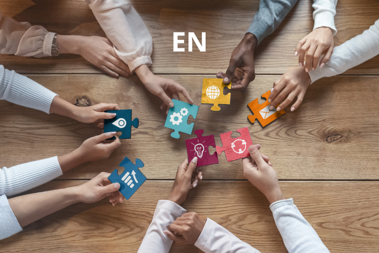 Dłonie różnych narodowości trzymające puzle