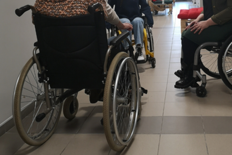 Zdjęcie trzech wózków inwalidzkich, na nich widoczne fragmenty osób