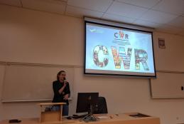 Prezentacja CWR w tle, na pierwszym planie kierowniczka CWR