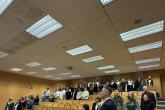 Grupa studentów podczas inauguracji, w pierwszym rzędzie doradczyni edukacyjna CWR